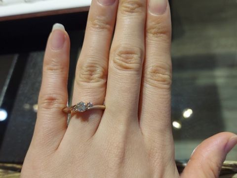 【杢目金屋(もくめがねや)の口コミ】 ひねりのあるデザインが、指を綺麗に見せてくれる指輪です。アーム部分の…