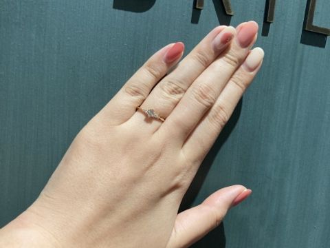 【BRILLIANCE+(ブリリアンスプラス)の口コミ】 シンプルでサイドストーンがさりげないところがお気に入りです。自分の指…
