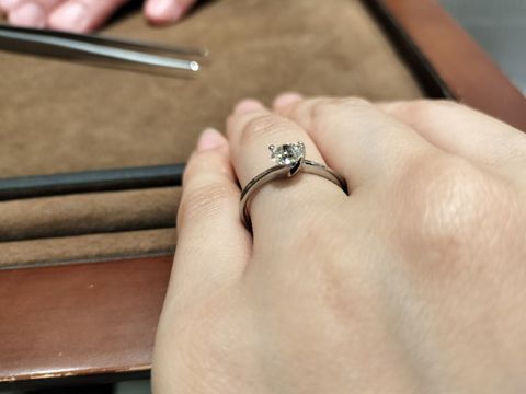 【アンジェリックフォセッテ(Angelique Fossette)の口コミ】 なるべく台座でダイヤモンドが隠れないデザインの指輪を探していたので、…