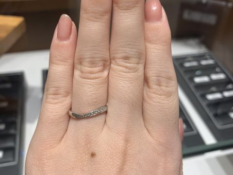 【エクセルコダイヤモンド(EXELCO DIAMOND)の口コミ】 指輪に厚みがあり、上品で高級感のあるデザインがいいなと思いました。ウ…