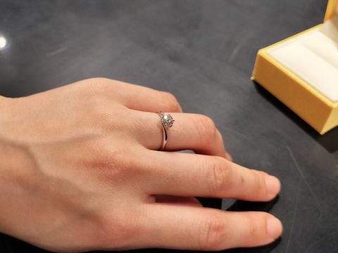 【ケイウノ ブライダル(K.UNO BRIDAL)の口コミ】 「爪が小さくダイヤが大きく見える」「台座がダイヤを覆いすぎない」「ア…