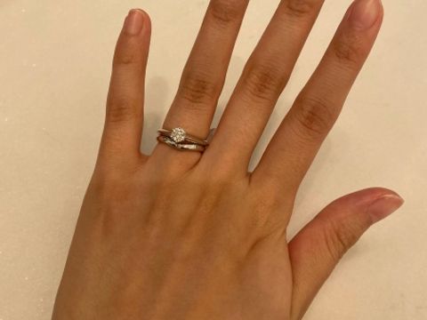 【ティファニー(Tiffany & Co.)の口コミ】 婚約指輪はセッティングを試着しました。6つ留めで高さもあるのでダイヤが…