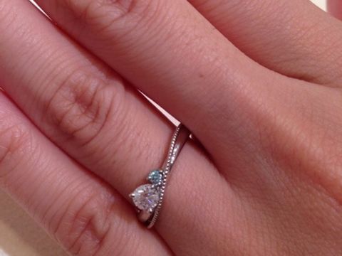 【Mariage ent(マリアージュエント)の口コミ】 メインのダイヤモンドのサイドに小さなブルーダイアモンドがそえられてお…