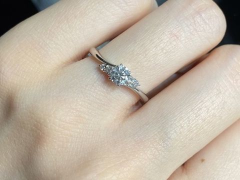 【ラザール ダイヤモンド(LAZARE DIAMOND)の口コミ】 メレダイアモンドも含めて、輝きがとても良かったです。s字のカーブのデザ…