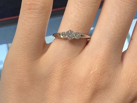 【ROYAL ASSCHER(ロイヤル・アッシャー)の口コミ】 ３石のダイヤモンドがそれぞれ輝いててとても美しいです。サイドのメレダ…