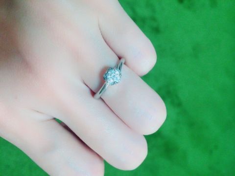 【銀座ダイヤモンドシライシの口コミ】 彼女と一緒に指輪を選びに行き、彼女がデザインに一目惚れしたので決めま…