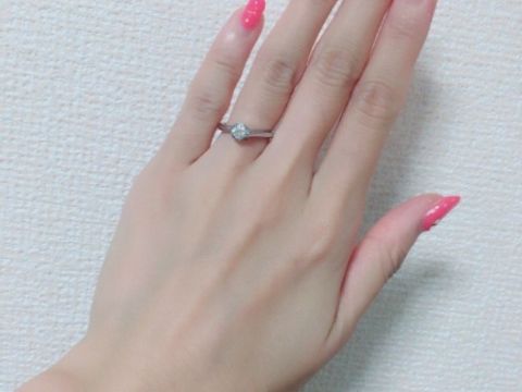 【銀座ダイヤモンドシライシの口コミ】 デザインの可愛さに一目惚れしました。真ん中のダイヤを小さなダイヤがお…