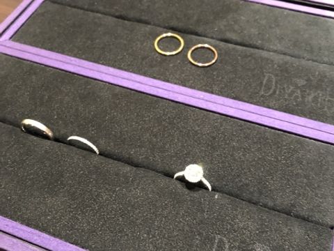 【DIYARTH(ディヤース)の口コミ】 指輪のデザインはゴージャスなものが多かった印象です。既成品でセンター…