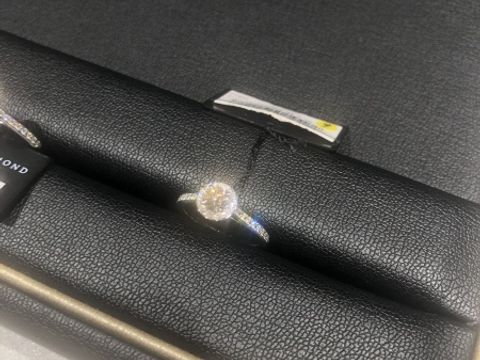 【ラザール ダイヤモンド(LAZARE DIAMOND)の口コミ】 ダイヤモンドの七色に輝いていて、指につけたときに華やかさがあったのが…