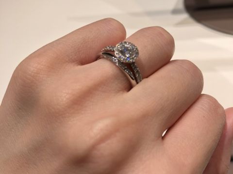 【アイプリモ(I-PRIMO)の口コミ】 旦那さんがこの指輪のデザインがかなり気に入ったようで、こちらの指輪に…