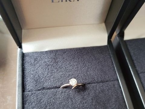 【EIKA(エイカ)の口コミ】 プロポーズ時にバラのプリザーブドフラワー(バラの色は多数あり)の中にダ…