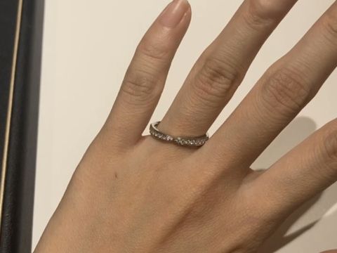 【ラザール ダイヤモンド(LAZARE DIAMOND)の口コミ】 ハーフエタニティリングで、ダイヤモンドがとても煌びやかに輝いているの…