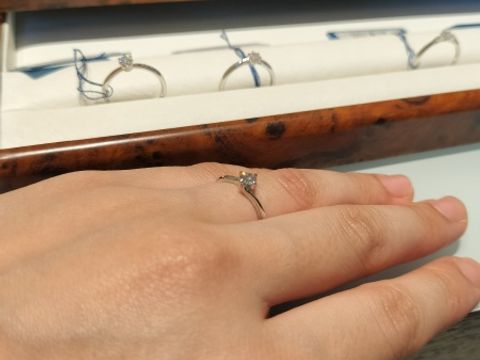 【HOSHI no SUNA 星の砂(ほしのすな)の口コミ】 「星の砂」というブランドの立爪タイプをいくつか試着させていただきまし…