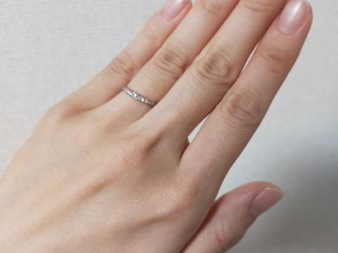 【ラザール ダイヤモンド(LAZARE DIAMOND)の口コミ】 デザインが気に入ったためです。たくさんの指輪を試着した中で、こちらの…
