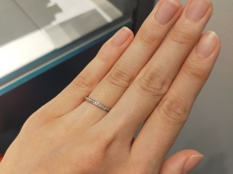【銀座ダイヤモンドシライシの口コミ】 繊細なリングに、斜めに入れられたダイヤモンドのラインが美しく華やかで…
