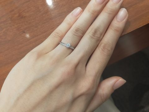 【SANJI(サンジ)の口コミ】 ウェーブがかったリングが指をきれいに見せてくれます。リングに沿ったダ…