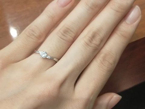 【SANJI(サンジ)の口コミ】 ウェーブがかったリングが指を細く長く見せてくれます。メレダイヤがセン…