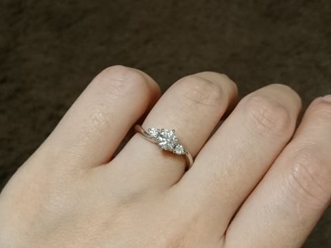 【銀座ダイヤモンドシライシの口コミ】 ダイヤモンドが目立つ指輪を探していていました。
シンプルすぎず、少しデ…
