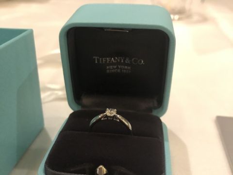 【ティファニー(Tiffany & Co.)の口コミ】 とにかくシンプルで邪魔にならない物を探していました。
こちらのデザイン…