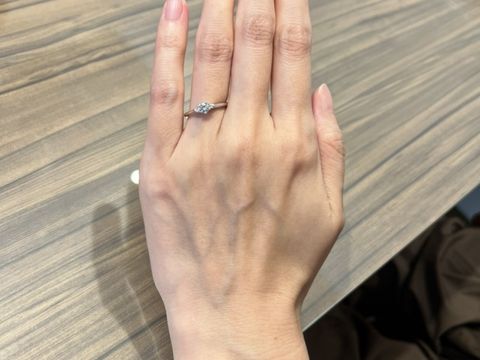 【BIJOUPIKO(ビジュピコ)の口コミ】 真ん中にメインのダイヤ、両サイドにメレダイヤが付いていてきれいで華や…