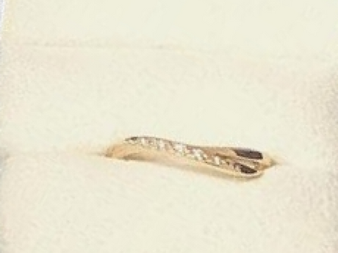 【ヴァンドーム青山(VENDOME AOYAMA)の口コミ】 指輪の素材はプラチナのリングになっています。
デザインとしてはとても多…