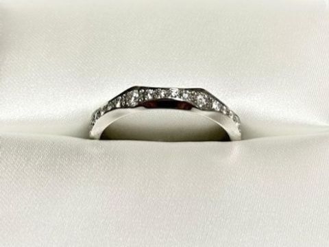 【ブルガリ(BVLGARI)の口コミ】 指輪の素材はプラチナでできており、他にはない光沢感が非常にあります。
…