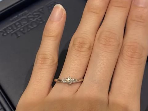 【ROYAL ASSCHER(ロイヤル・アッシャー)の口コミ】 ３つのダイヤモンドで構成されてて、ロイヤルアッシャー特有の白い上品な…