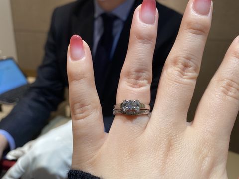 【カルティエ(Cartier)の口コミ】 王道のバレリーナを試着しました。
憧れのデザインでしたが、私は指が短く…