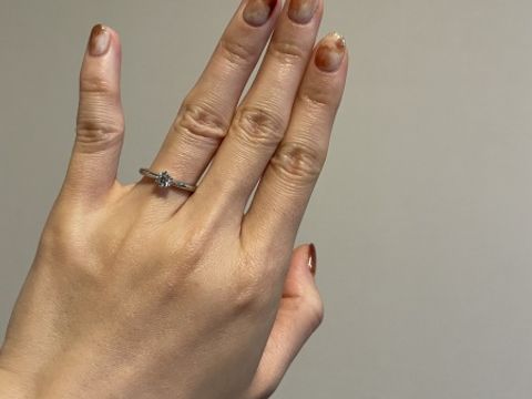 【アイプリモ(I-PRIMO)の口コミ】 婚約指輪の爪の部分の形が気に入る指輪がなくて悩んでいたのですが、こち…