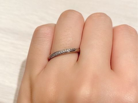 【PORTADA(ポルターダ)の口コミ】 ストレートリングですが、ウェーブ状にダイアモンドが散りばめてあり好み…