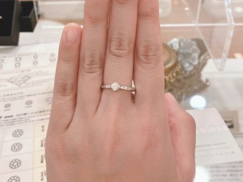 【Mariage ent(マリアージュエント)の口コミ】 ロン・ボヌールはサイドのダイヤモンドをピンクやブルーにできるようです…