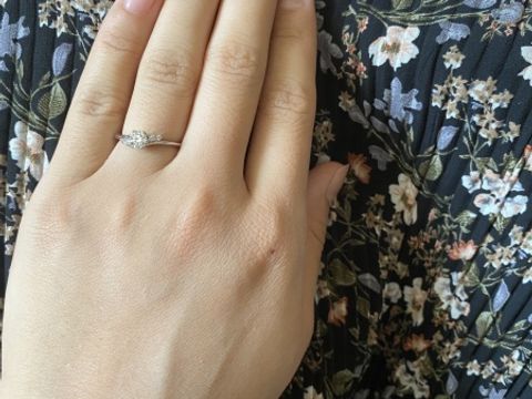 【ラザール ダイヤモンド(LAZARE DIAMOND)の口コミ】 両サイドのメレダイヤがあることにより華やかさがあり、着けていて気分が…