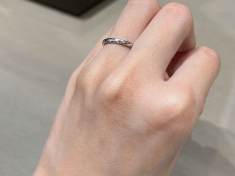【アイプリモ(I-PRIMO)の口コミ】 指輪の形はストレートでありながら、流れるようなデザインで遊び心があり…