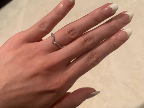 【ティファニー(Tiffany & Co.)の口コミ】 指がスッキリ見えるVデザインと婚約指輪との重ね付けのしやすさが決め手に…