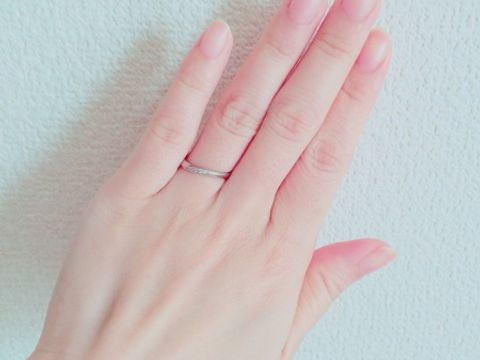 【4℃ BRIDAL(ヨンドシーブライダル)の口コミ】 3件ほど下見をして4件目に4℃に行きました。
色々見せてもらい、気になった…