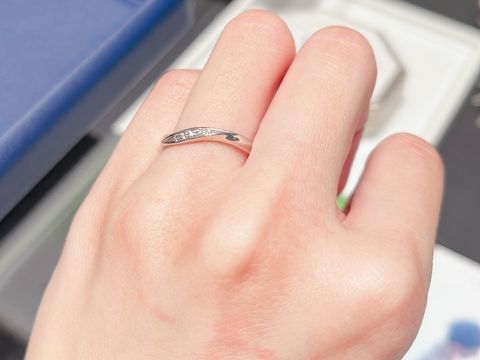 【銀座ダイヤモンドシライシの口コミ】 ウェーブのデザインで、指に沿って流れるようなとても存在感のある指輪で…