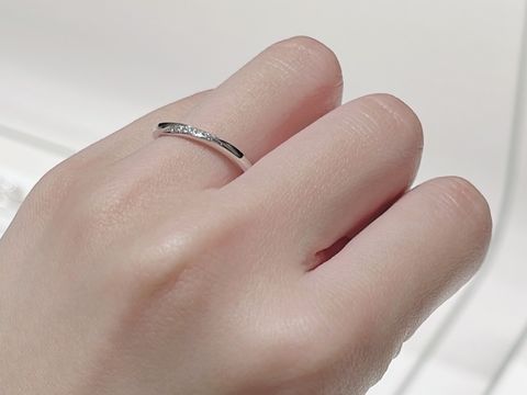 【俄(にわか)の口コミ】 さりげない斜めのダイヤの入れ方がかわいらしかったです。指輪自体がまっ…