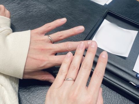 【Something Blue(サムシングブルー)の口コミ】 ウェーブデザインでも均一ではなく、ダイヤのまわりのウェーブが強くなっ…