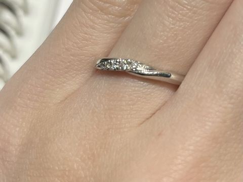 【銀座ダイヤモンドシライシの口コミ】 指輪のデザインがきれい、長く着けていても飽きないデザインだと思った。…