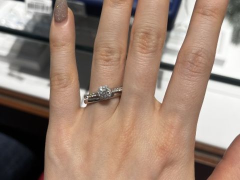 【銀座ダイヤモンドシライシの口コミ】 指輪のデザインについては、シンプルなストレートタイプのものからひねり…