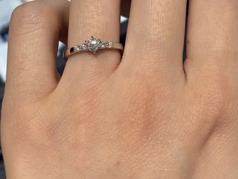 【ROYAL ASSCHER(ロイヤル・アッシャー)の口コミ】 真ん中のダイヤモンドはロイヤルアッシャー特有の白い光で輝いており、と…