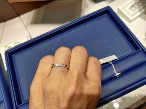 【銀座ダイヤモンドシライシの口コミ】 メレダイヤが複数ついているストレートの結婚指輪を探し中で試着させても…