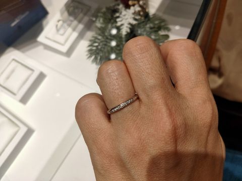 【エクセルコダイヤモンド(EXELCO DIAMOND)の口コミ】 メレダイヤがたくさんついているのでキラキラしていてきれいです。手元を…