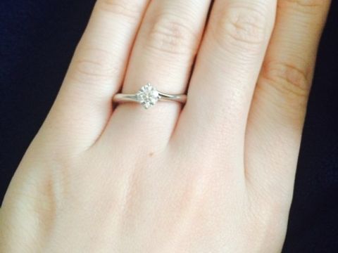 【エクセルコダイヤモンド(EXELCO DIAMOND)の口コミ】 ゼクシィやインターネットで様々なメーカーを見ていたところ、この指輪に…