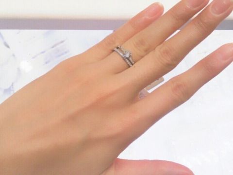 【アーヴェルシュシュ(arbel shushu)の口コミ】 こちらの婚約指輪は真ん中のブリリアントカットのダイヤモンドの両サイド…