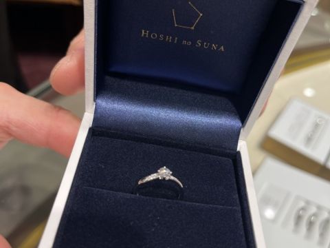 【HOSHI no SUNA 星の砂(ほしのすな)の口コミ】 シンプルなデザインなのにしっかりと存在感があり、とても綺麗に輝いてい…