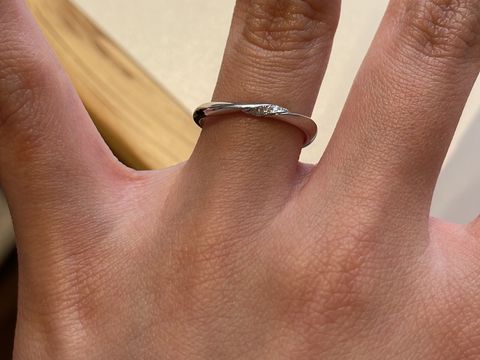 【PORTADA(ポルターダ)の口コミ】 細めで探していたので真ん中にかけてウェーブしているデザインが可愛くて…