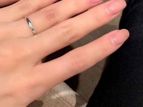 【ブシュロン(BOUCHERON)の口コミ】 ダイヤはついていないですが、指輪表面がカットされているので角度が変わ…