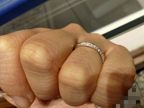 【銀座ダイヤモンドシライシの口コミ】 メレダイヤが複数入ったストレートの中で個性的なデザインを選びました。…