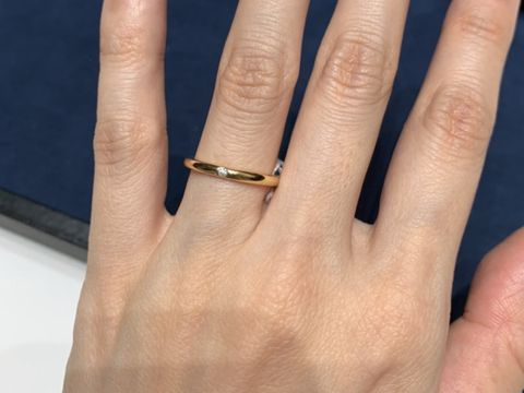 【4℃ BRIDAL(ヨンドシーブライダル)の口コミ】 仕事のときも使用でき主張しすぎない、シンプルなワンポイントダイヤの指…